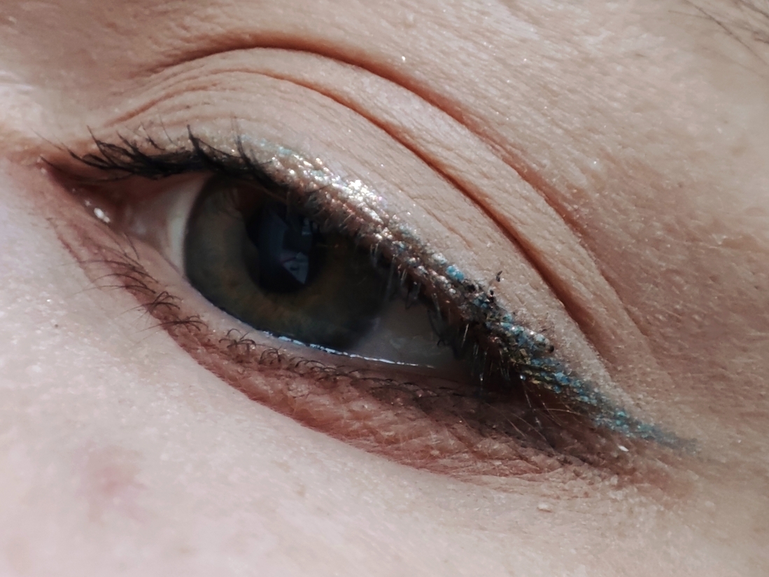 Дневной свет у окна. На всем веке тени Novo, стрелка -be Nuage C03.