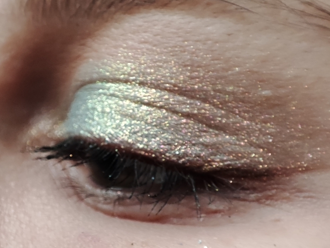 Дневной свет у окна. В складке века и стрелка - тени Novo, на все веко be Nuage C03 обычным слоем.