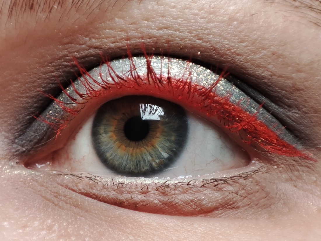 Дневной свет у окна. На веке тени Stellary, в середине века be Nuage C03, стрелка - тушь Belordesign.