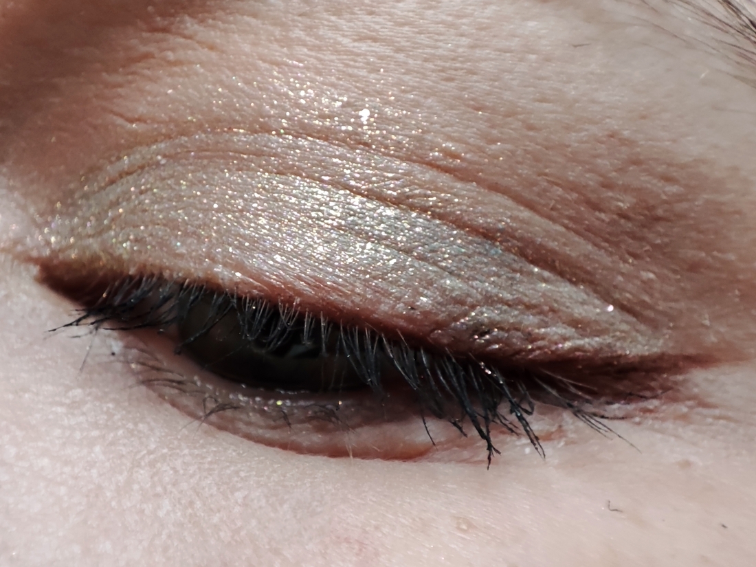 Дневной свет у окна. В складке века и стрелка - тени Novo, на все веко be Nuage C03 тонким слоем.