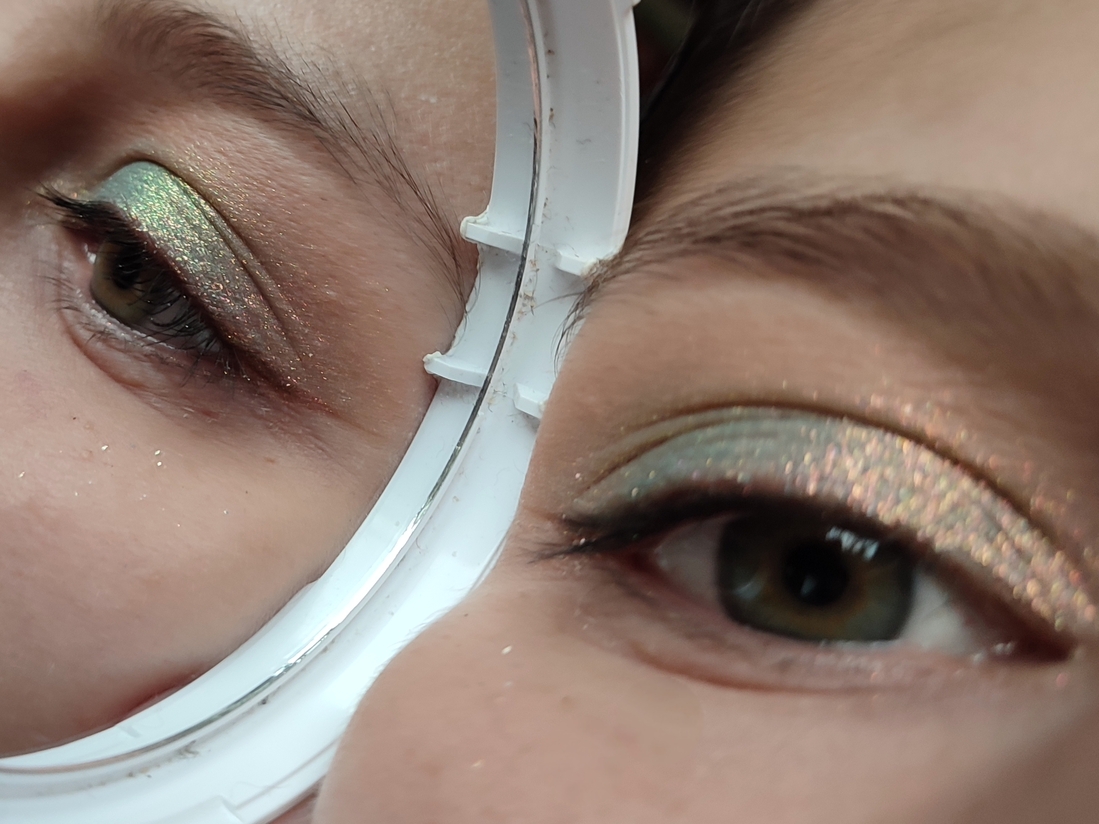 Дневной свет у окна после полудня. В складке века и стрелка - тени Novo, на все веко be Nuage C03 обычным слоем.