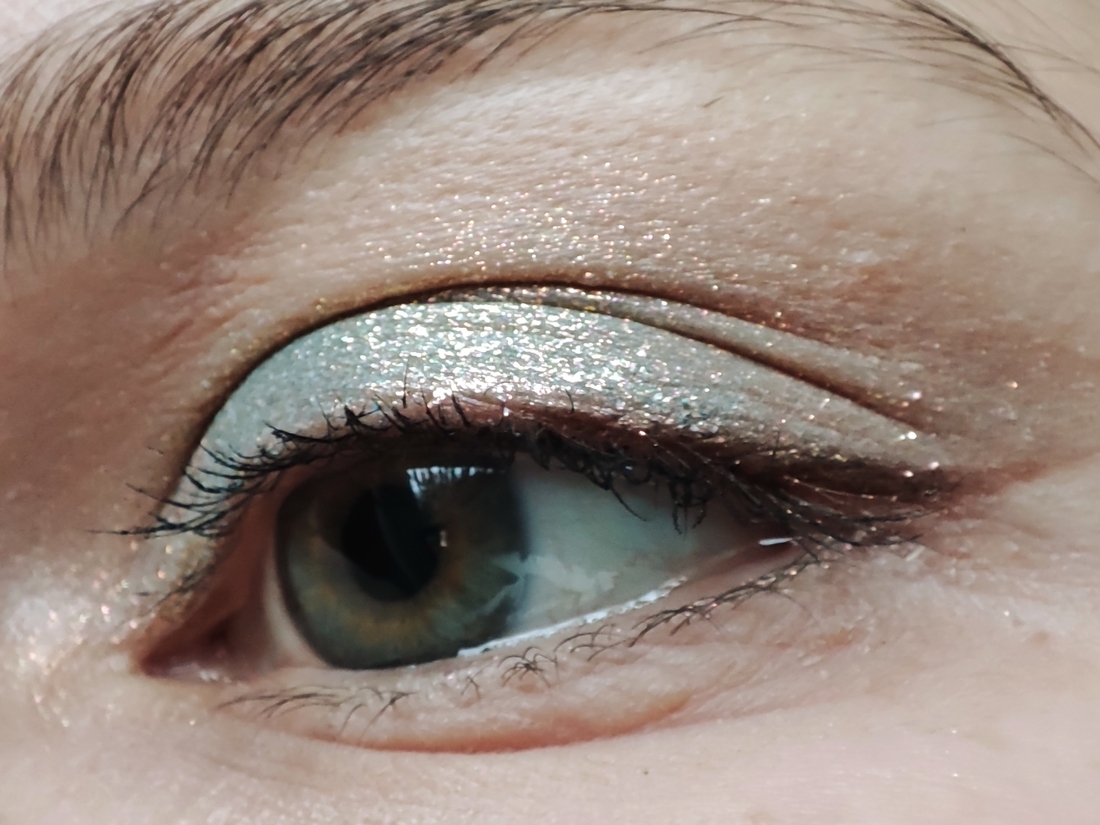 Дневной свет у окна. В складке века и стрелка - тени Novo, на все веко be Nuage C03 обычным слоем.