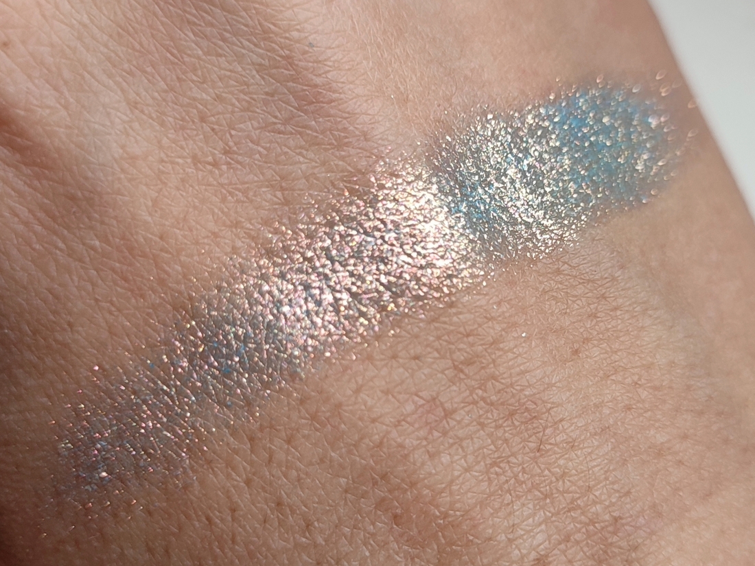 Дневной свет у окна. Камера упорно съедает розовый:(