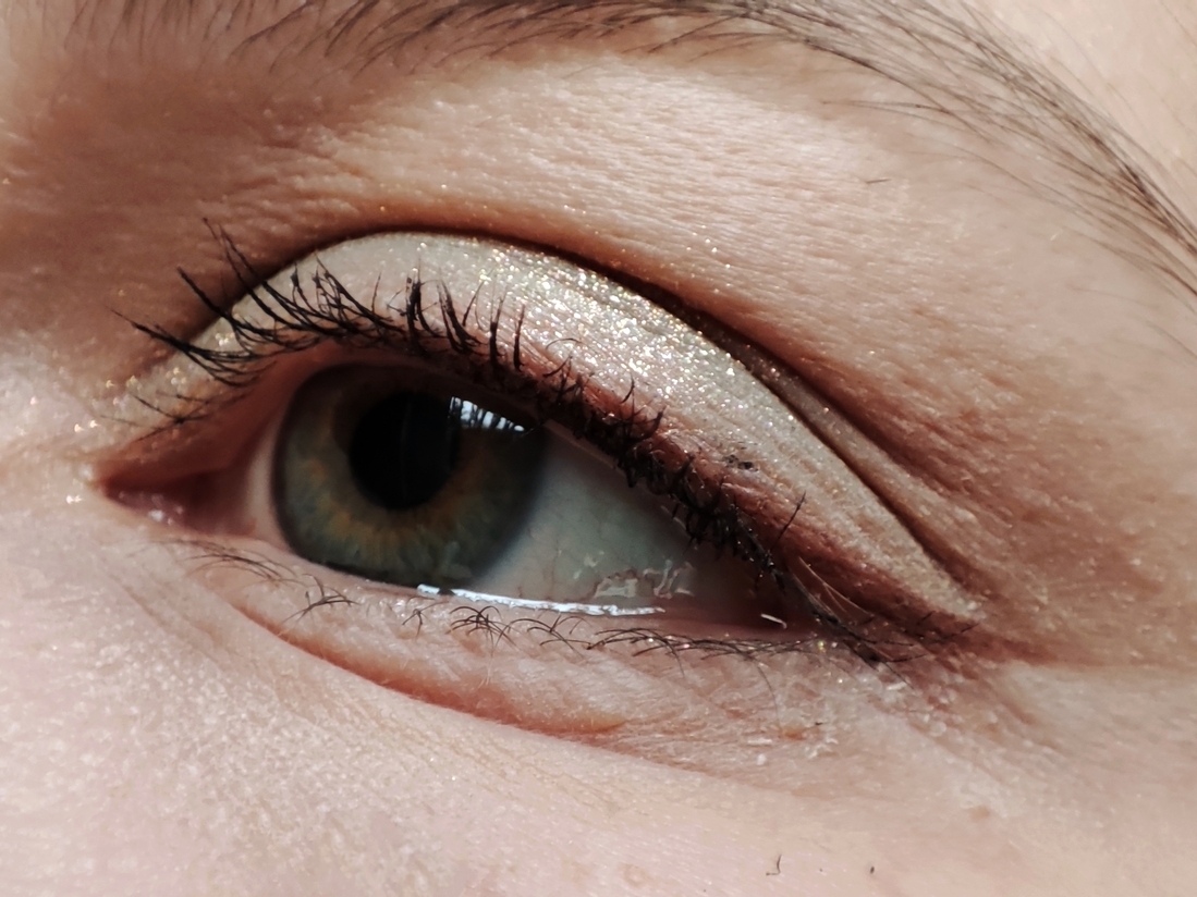 Дневной свет у окна. В складке века и стрелка - тени Novo, на все веко be Nuage C03 тонким слоем.