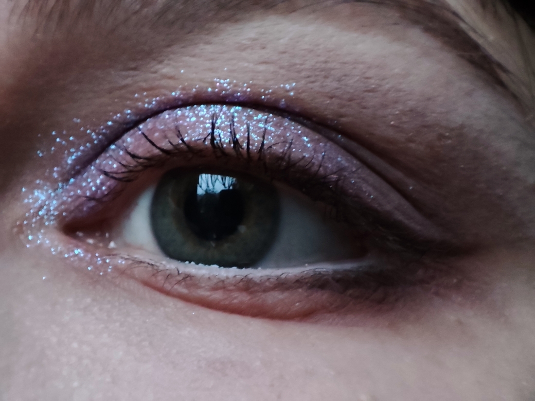 Дневной свет у окна. Пасмурный день. Belor Design 507 на все подвижное веко, кремовые тени Lux Visage под складку и как база на веке.