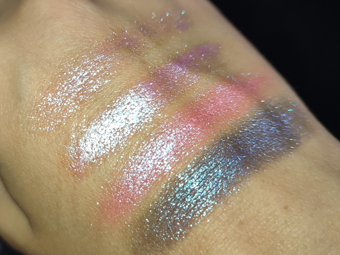 Искусственное освещение. Слева направо: без базы, прозрачная база, цветная база, черная база.