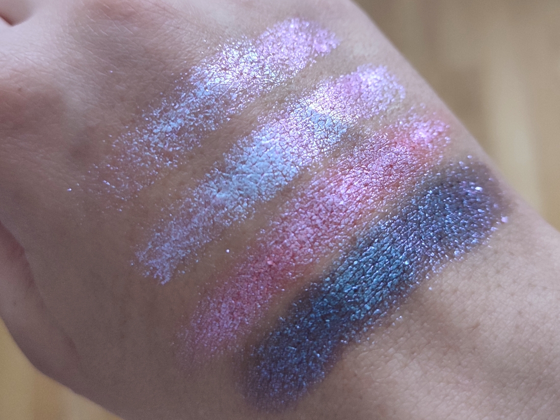 Дневной свет в глубине комнаты. Слева направо: без базы, прозрачная база, цветная база, черная база.