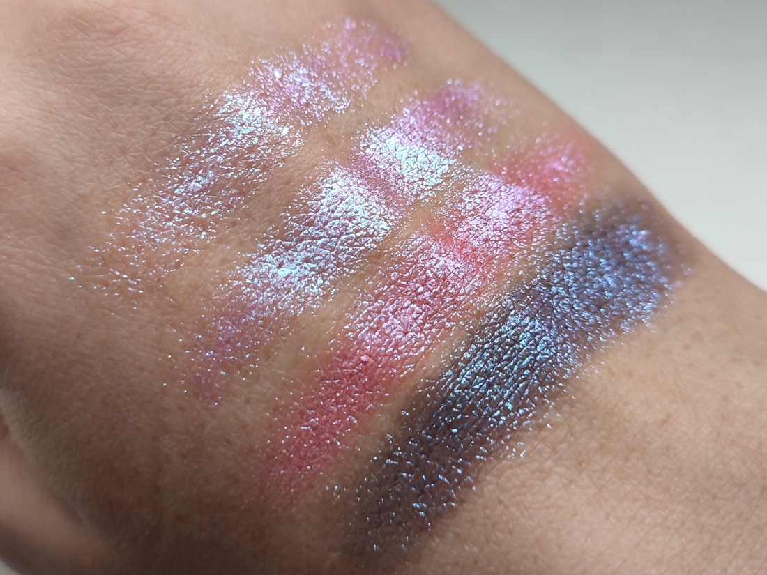 Дневной свет у окна. Слева направо: без базы, прозрачная база, цветная база, черная база.