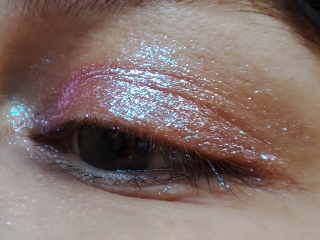 Дневной свет у окна. Тут видно как скатались тени за час.