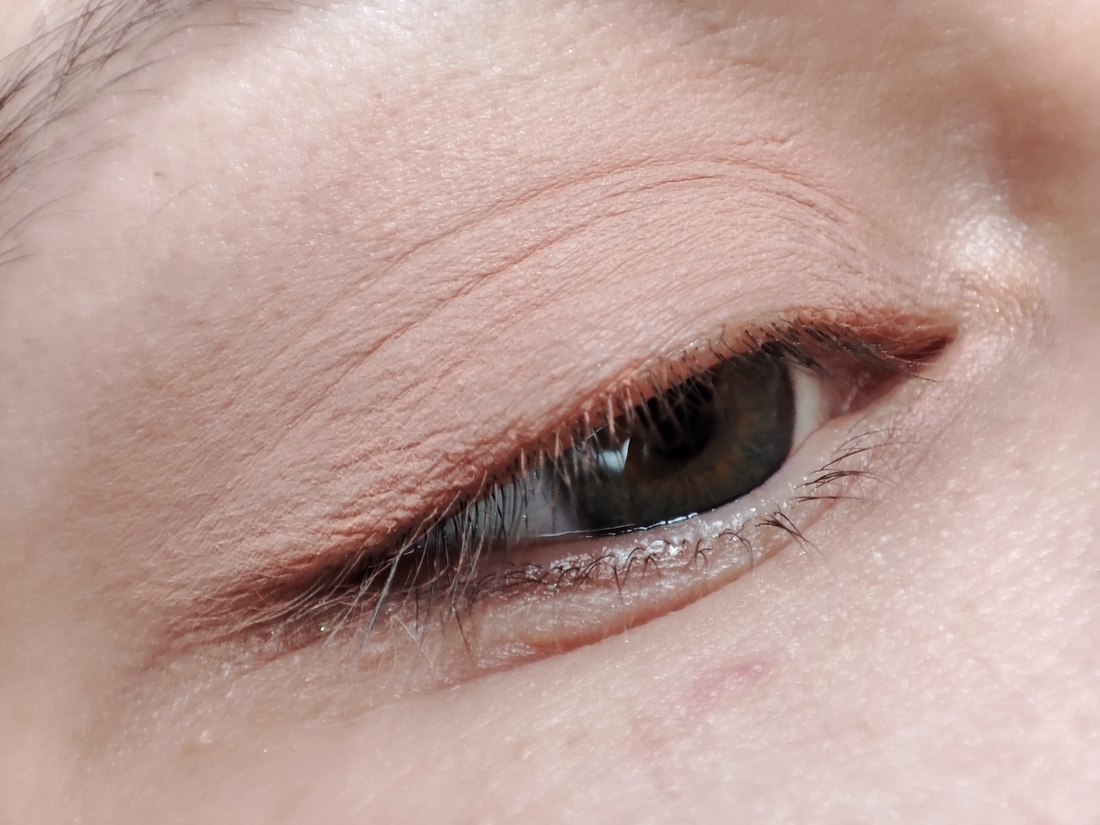 Без базы, нанесение пальцем. Дневной свет у окна.