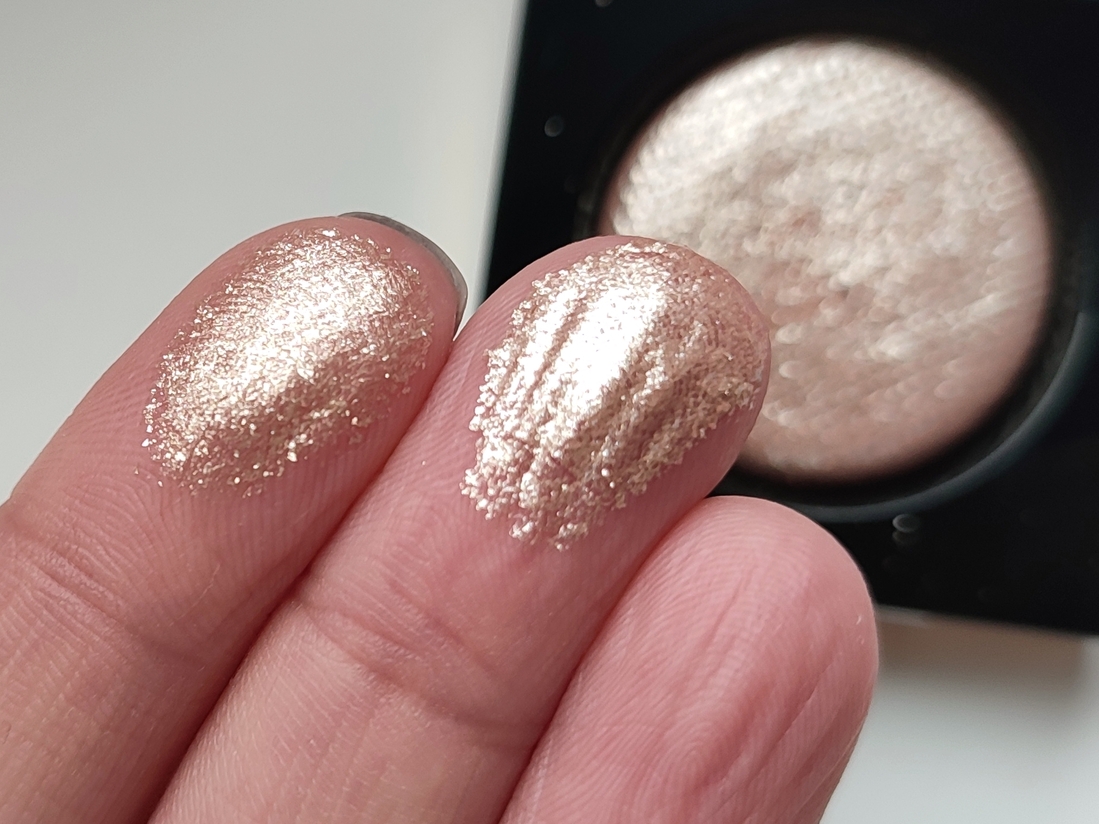 Указательный - сухое нанесение, средний- влажное