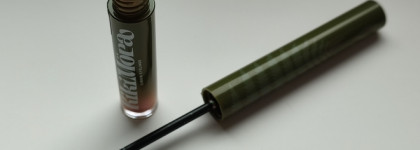Мерцающее болото: подводка для глаз Love Generation «Kikimora» Liquid Eyeliner 02 Swampy