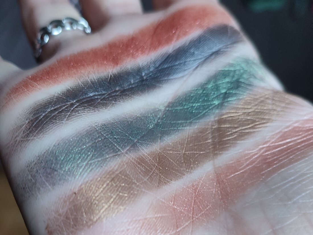 Тут можно заметить что некоторые оттенки имеют темную базу