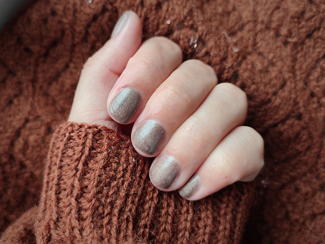 Цвет на холоде. Лак в два слоя.