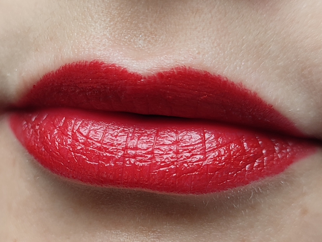 Дневной свет, помада нанесена в два слоя