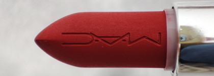 Это было не просто смело, это был Mac Macximal matte Lipstick 612 Russian Red