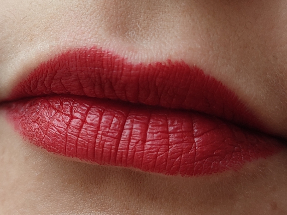 Дневной свет, помада нанесена в один слой.