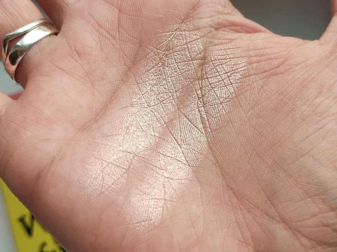 Слева первая сияшка, справа сияшка посередине