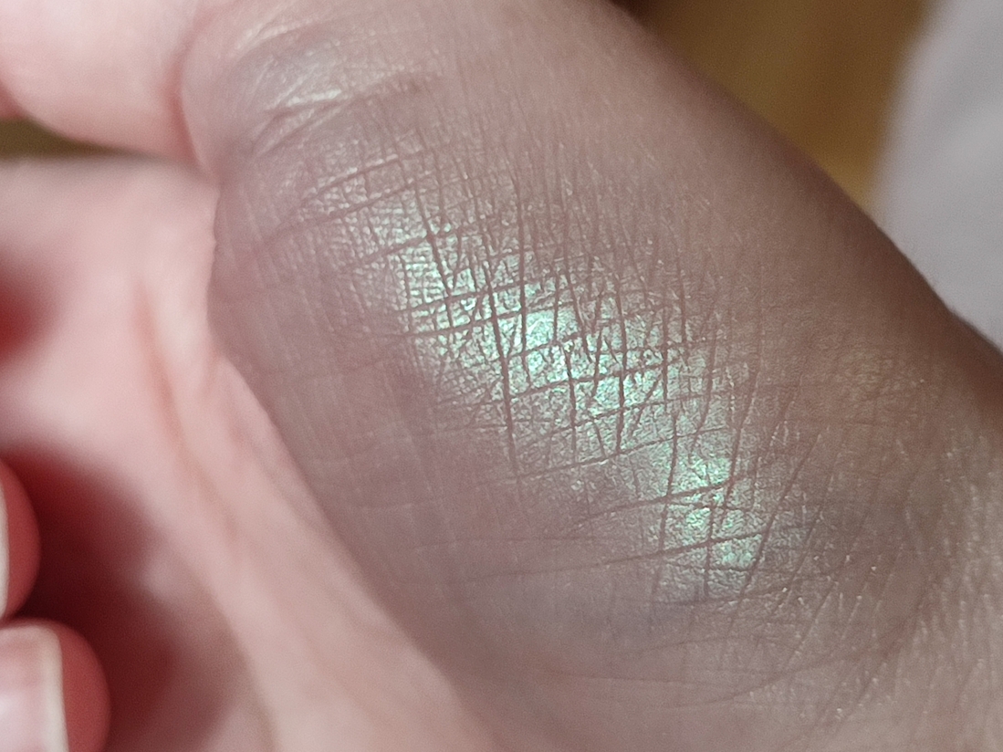 В глубине комнаты