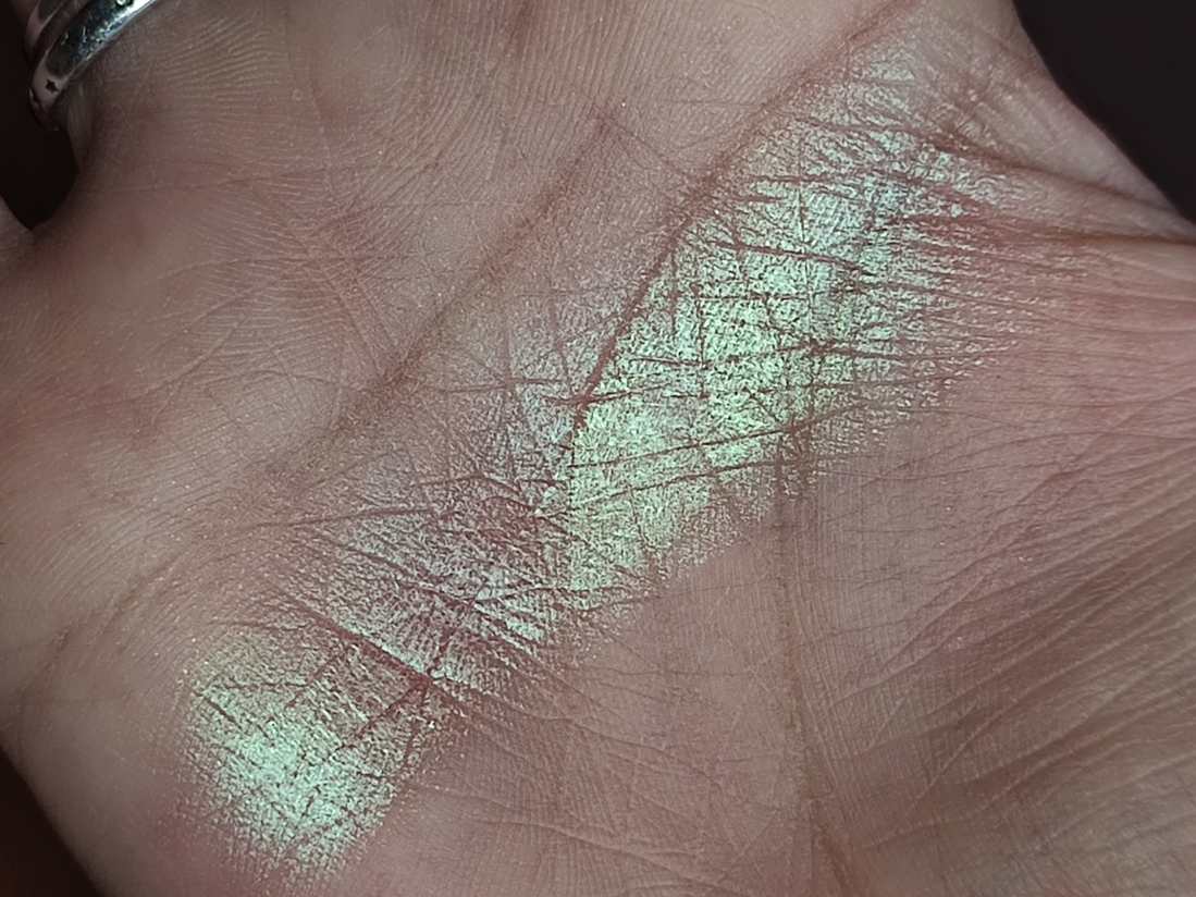 Со вспышкой в глубине комнаты