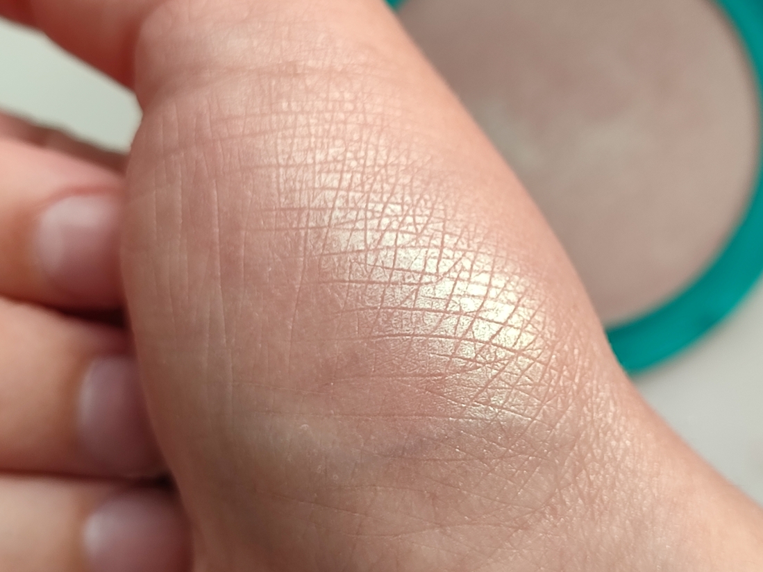 Хороший заполированный слой на боковине ладошки. Дневной свет у окна