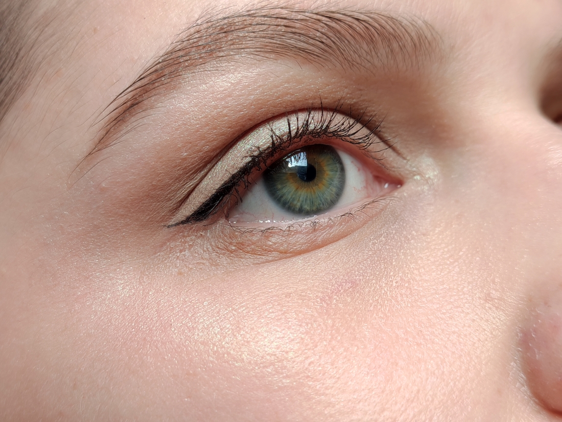 С хайлатером. Дневной свет у окна.