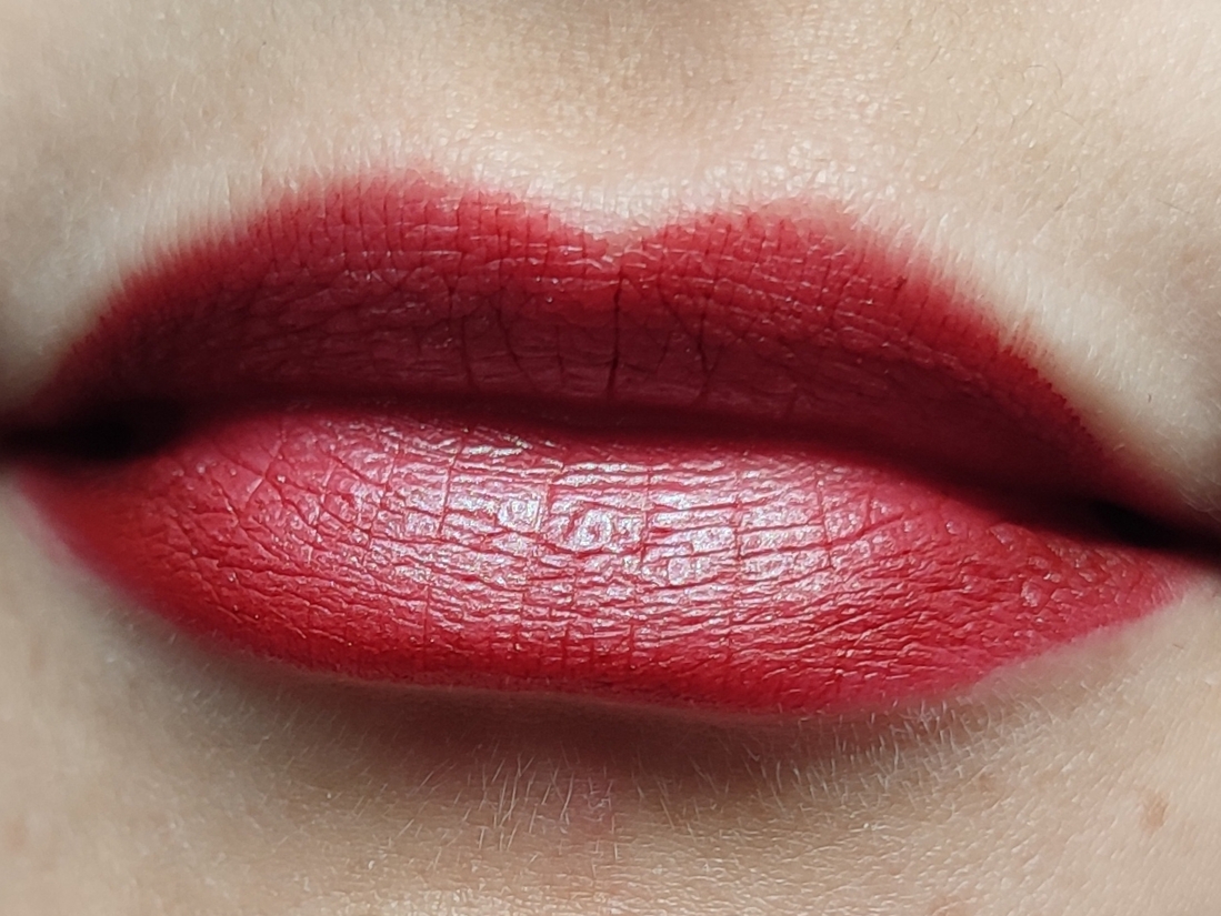 Хайлайтер на серединке губ. Дневной свет у окна