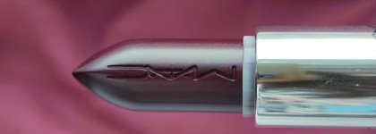 MAC lustreglass Lipstick 550 Succumb to plum. Поддаться соблазну сливы и носить его каждый день. + липкомбо в палитре месяца