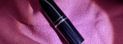 MAC lustreglass Lipstick 550 Succumb to plum. Поддаться соблазну сливы и носить его каждый день. + липкомбо в палитре месяца
