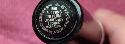 MAC lustreglass Lipstick 550 Succumb to plum. Поддаться соблазну сливы и носить его каждый день. + липкомбо в палитре месяца