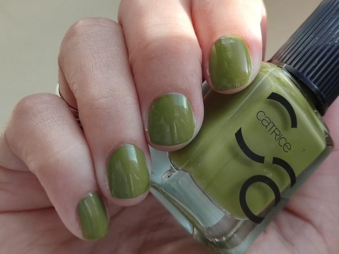 Дневной свет у окна. Лак нанесен в 1 слой.