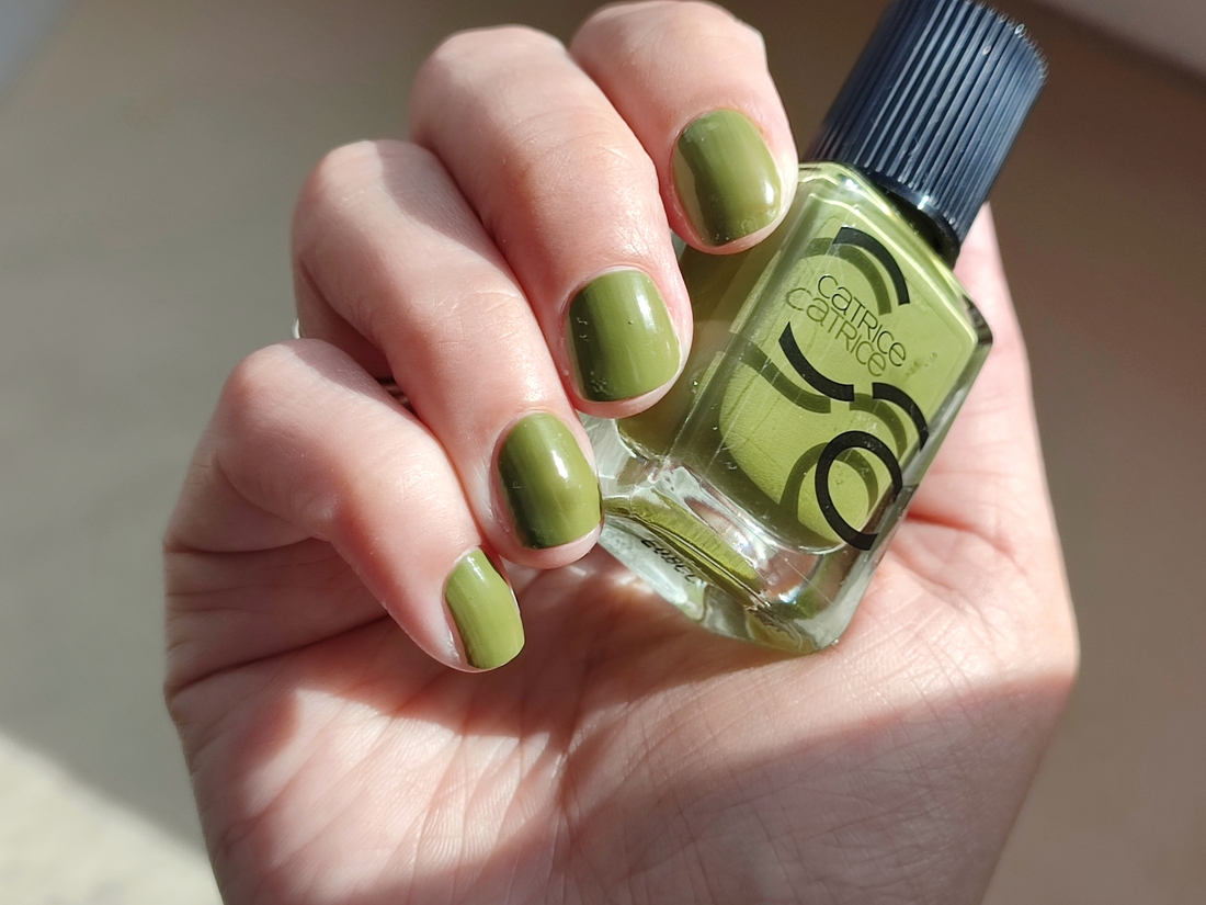 На солнце. Лак нанесен в 1 слой.