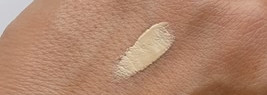 Estee Lauder Double Wear Instant Fix Concealer, в оттенке 1W Light (Warm) и блеск для губ Clarins Eclat Minute Natural Lip Perfector 03 (nude shimmer)