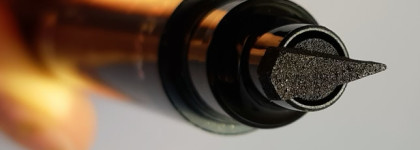 Lottie London Stamp Liner Wing Edition - классная подводка с готовой стрелочкой