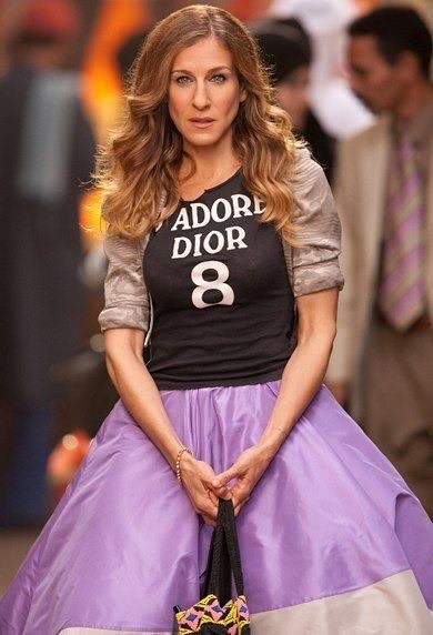 Сара Джессика Паркер в наряде, с надписью "J'adore Dior"