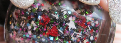 Новогодняя забава или праздничный маникюр с декоративным топом Kaleidoskope из коллекции Забава