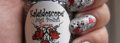 Новогодняя забава или праздничный маникюр с декоративным топом Kaleidoskope из коллекции Забава