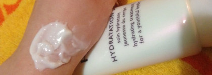 Мягкий увлажняющий скраб-уход с экстрактом чая  Payot Gommage Douceur Corps Triple Action Body Scrub  и увлажняющий бальзам для тела Payot Hydratation 24 Hydrating Treatment For A Youthful Body