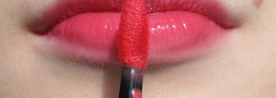 Весенние новинки Catrice: Catrice Made To Stay Smoothing Lip Polish 030 Strawberry’s Secret