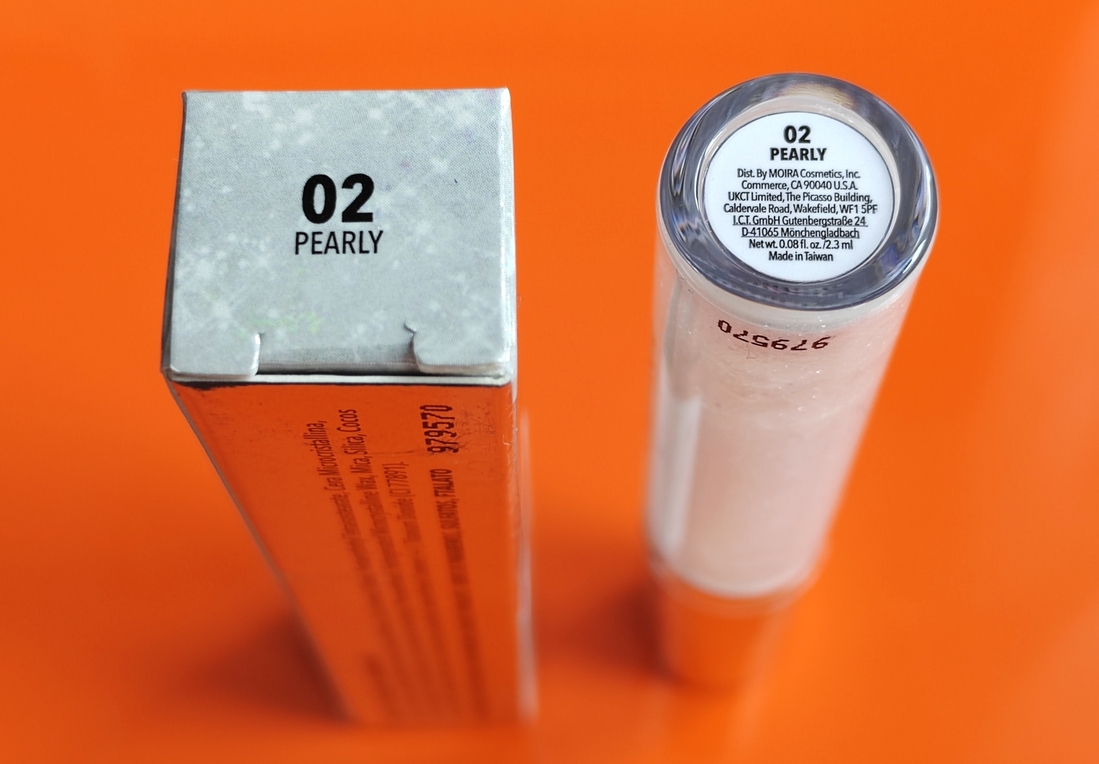 Блеск для губ Moira gloss affair оттенок № 002 Pearly. производитель решил оставить наклейку с номером оттенка на самой тубе.