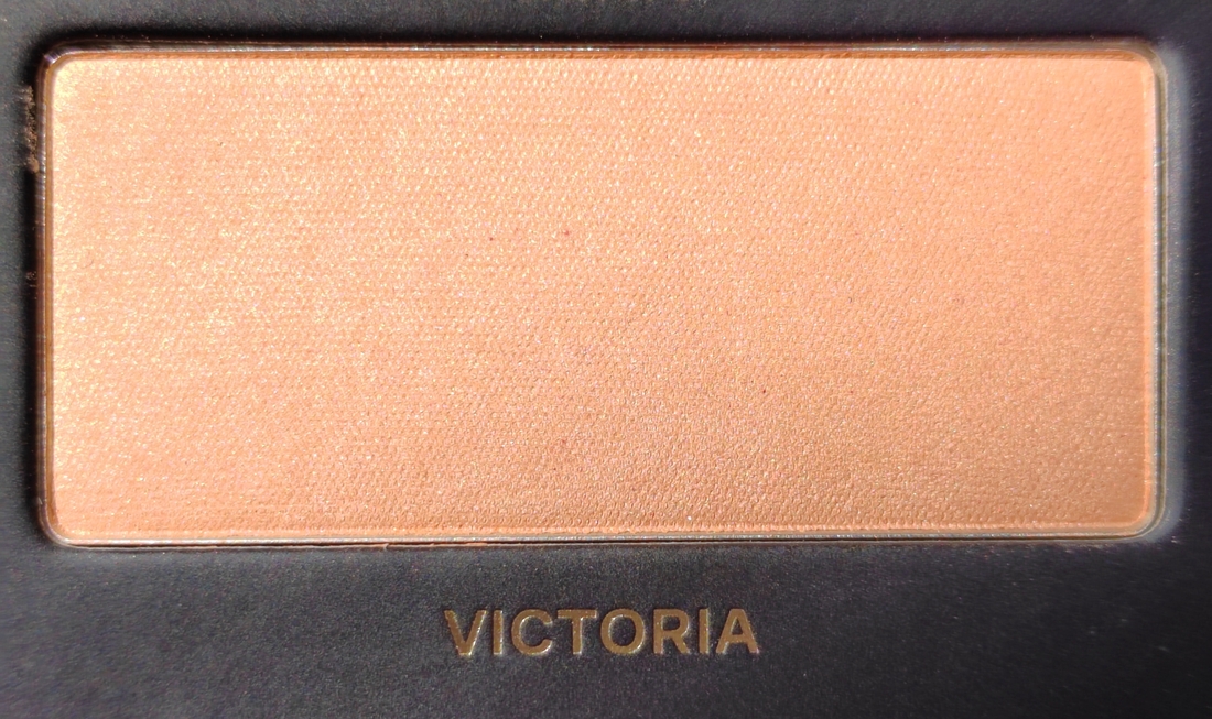 Румяна персикого цвета, с не большой розовинкой. Хорошо подойдут светлой коже, придаёт эффект лёгкого загара. На коже не выглядят инородно.