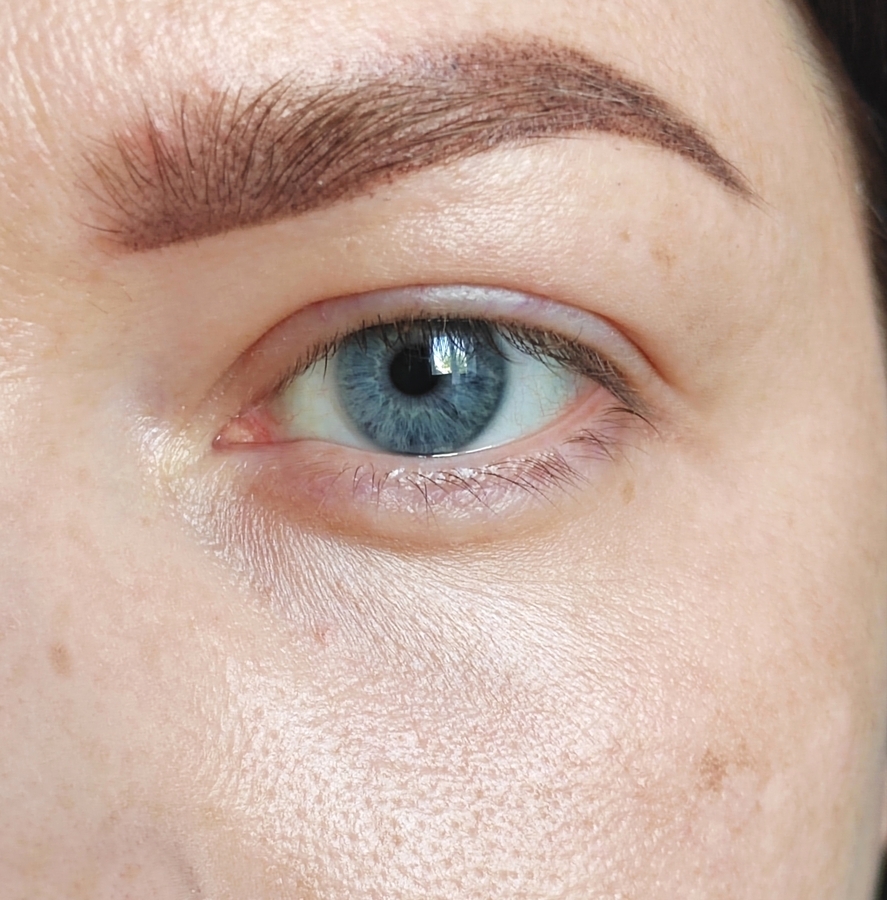 Консилер, плюс сверху тональный крем rbg № 01