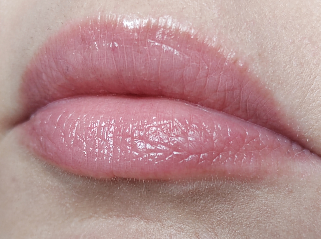 1 слой. Помада собирается в складочках кожи.