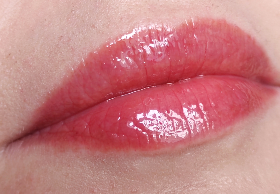 Увлажняющая сыворотка для губ Bobbi Brown Extra Plump Lip Serum оттенок Bare Raspberry в два слоя