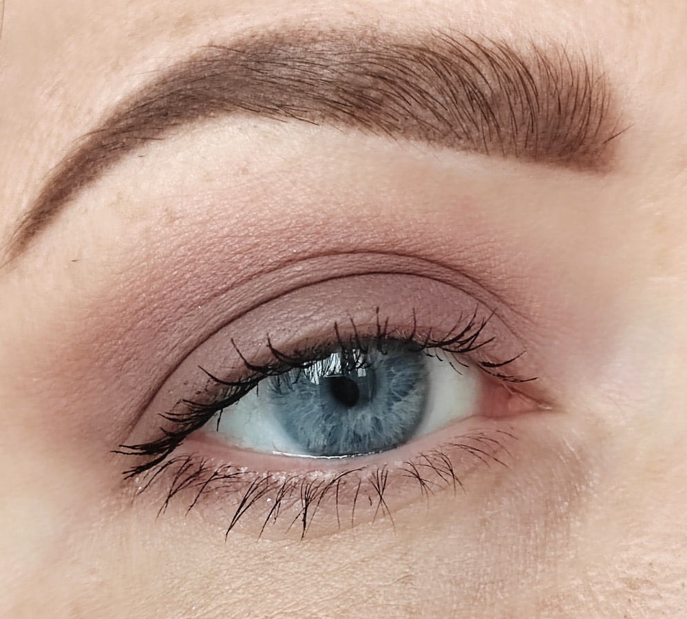 Тени нанесены в 8 утра, используется база под тени от inglot
