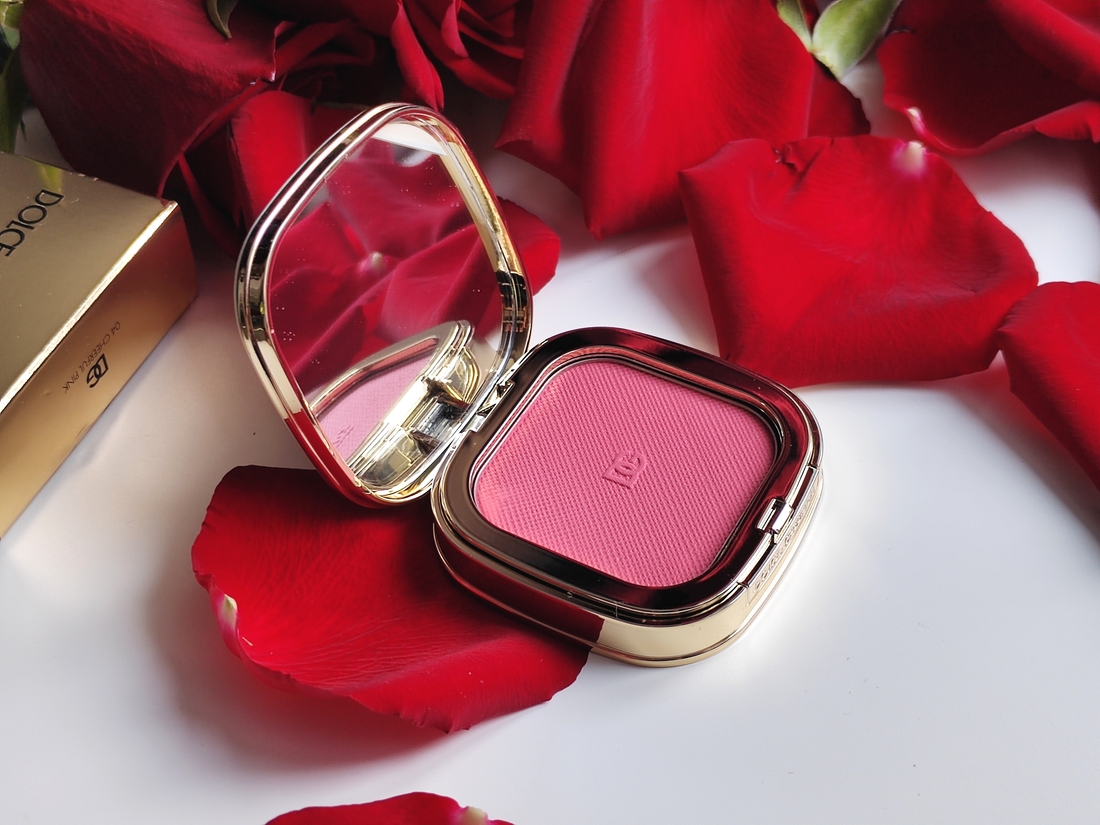 Дневное освещение Стойкие румяна и тени для век Dolce&Gabbana Cheeks&Eyes Match № 04 Cheerful Pink. На зеркале защитная пленка