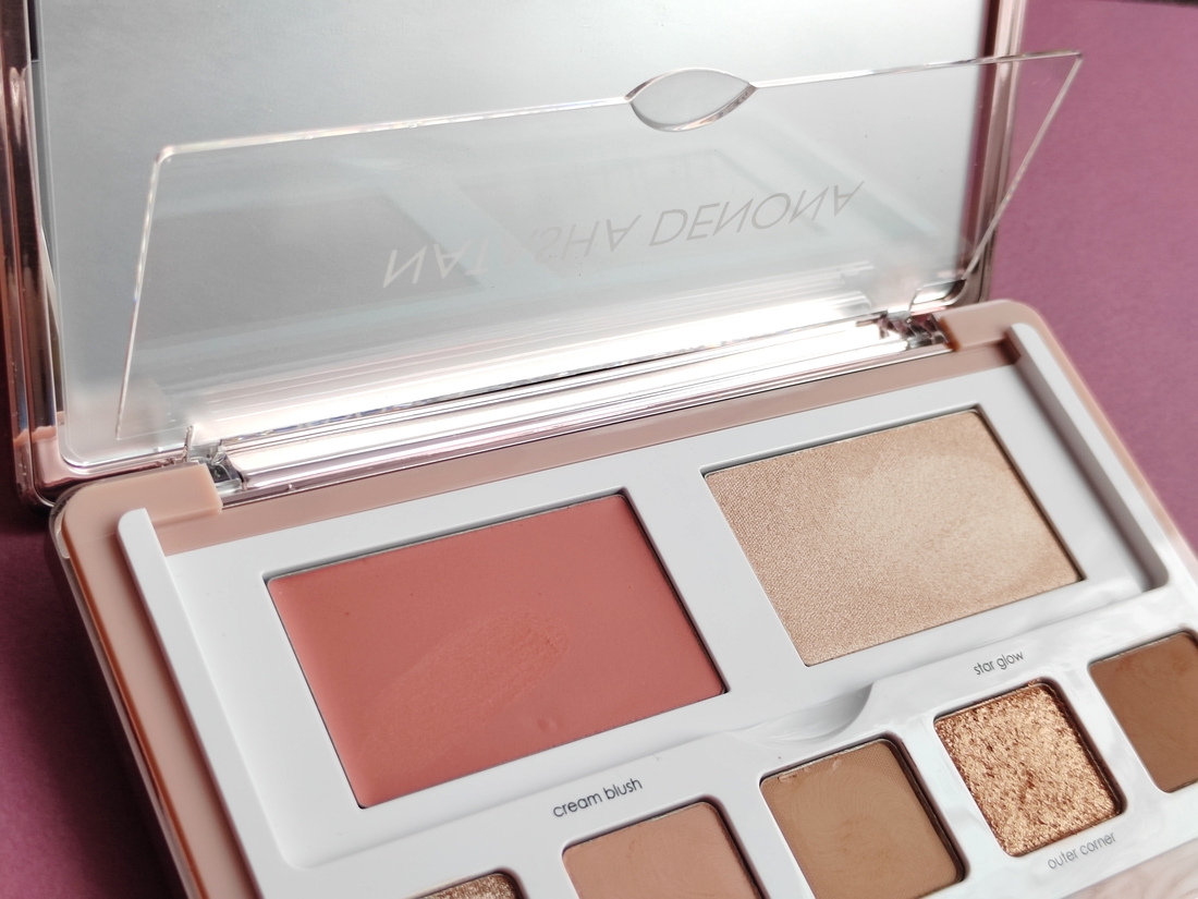 Пластиковая защита больших рефилов, идеальна в работе: плавный ход, не люфтит, не скрипит. Хорошо защищает от пыли и блесток теней. От пересыхания текстуры - ну на это слабая надежда.