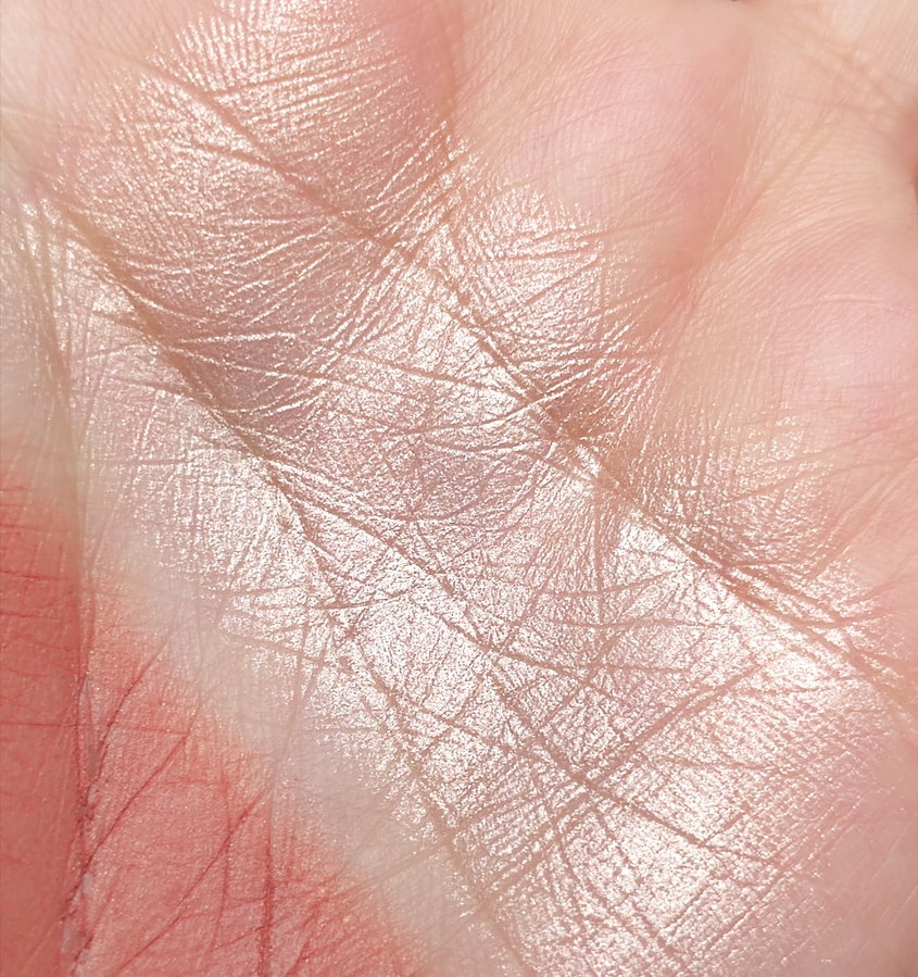 Хайлайтер - красивый оттенок шампанского (немного похож на светлый металлик из теней). Но на очень светлой коже будет смотреться желтовато, на слегка загорелой - смотреться в тон и придавать красивое свечение! В составе очень много мелких блесточек, красиво сверкающих при солнечном и искусственном освещении.