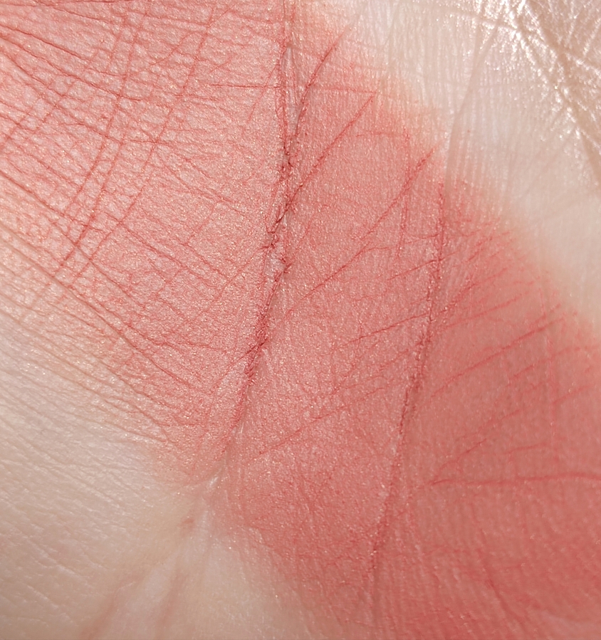 Румяна - интересный оттенок насыщенного коралла с добавлением красного кирпича. В рефиле смотрится ярко, но на коже при растушевке выглядит красиво, как спелый персик. Летний оттенок для слегка загорелой кожи! В составе микроскопические блестки, не видимые глазом, но придающие лёгкое сияние и живой здоровый вид.