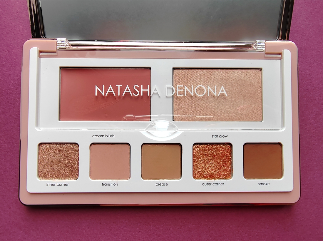 Откидная защита румян и хайлайтера, из крепкого пластика, с названием бренда. По центру палетки присутствует небольшое углубление для комфортного открытия "крышки"